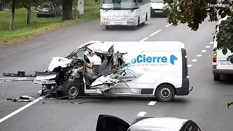 Lorry tries to swerve as Van driver smashes into it in Ukraine_1080p