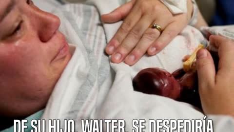 Su bebé de 19 semanas murió entre sus brazos y decidió compartir las emotivas imágenes