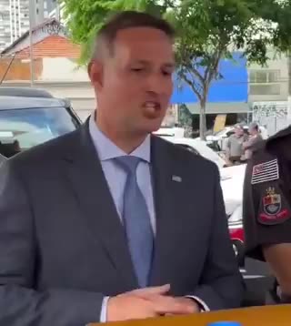 É normal um individuo ser preso pela TRIGÉSIMA vez com um fuzil assaltando?