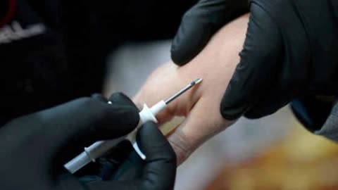 Chip dermali: siamo già cyborg, ecco come si vive con il corpo connesso!