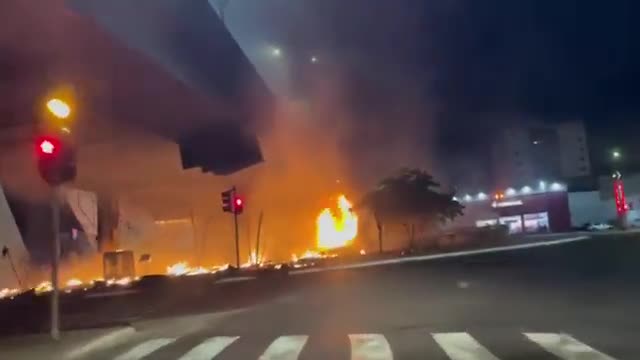 Incêndio atinge viaduto da T-63 em Goiânia