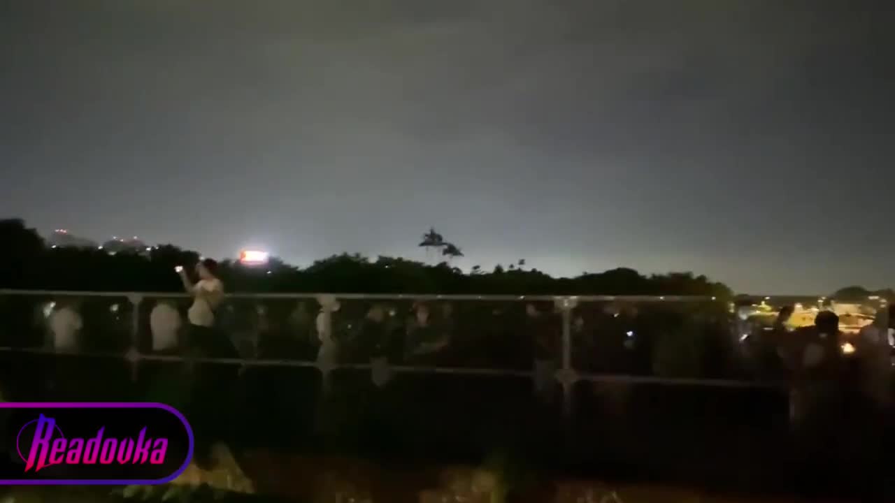 ΠΟΛΙΤΕΣ ΠΕΡΙΜΕΝΟΥΝ ΤΗΝ ΠΕΛΟΖΙ ΣΤΟ ΑΕΡΟΔΡΟΜΙΟ ΤΗΣ ΤΑΪΠΕΙ