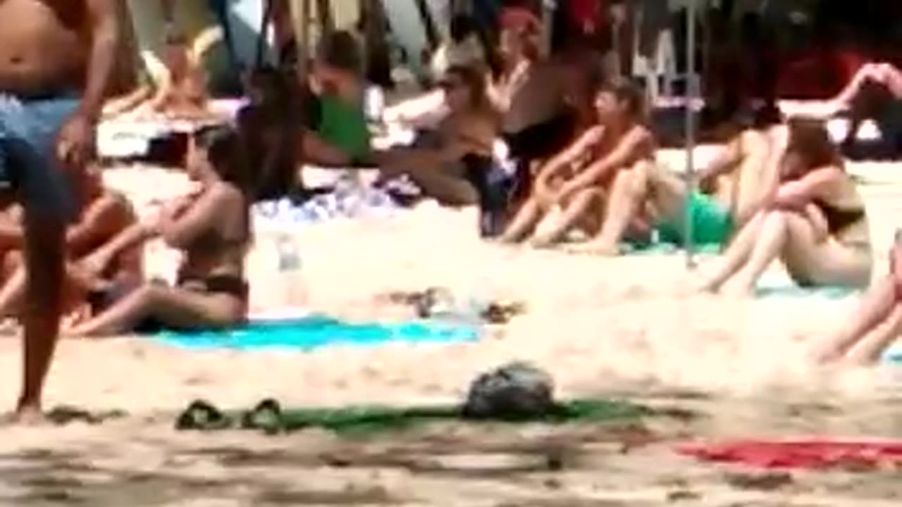 The Phenomenon of Foreign Tourists Crowding the Beach to Swim: What's Interesting?