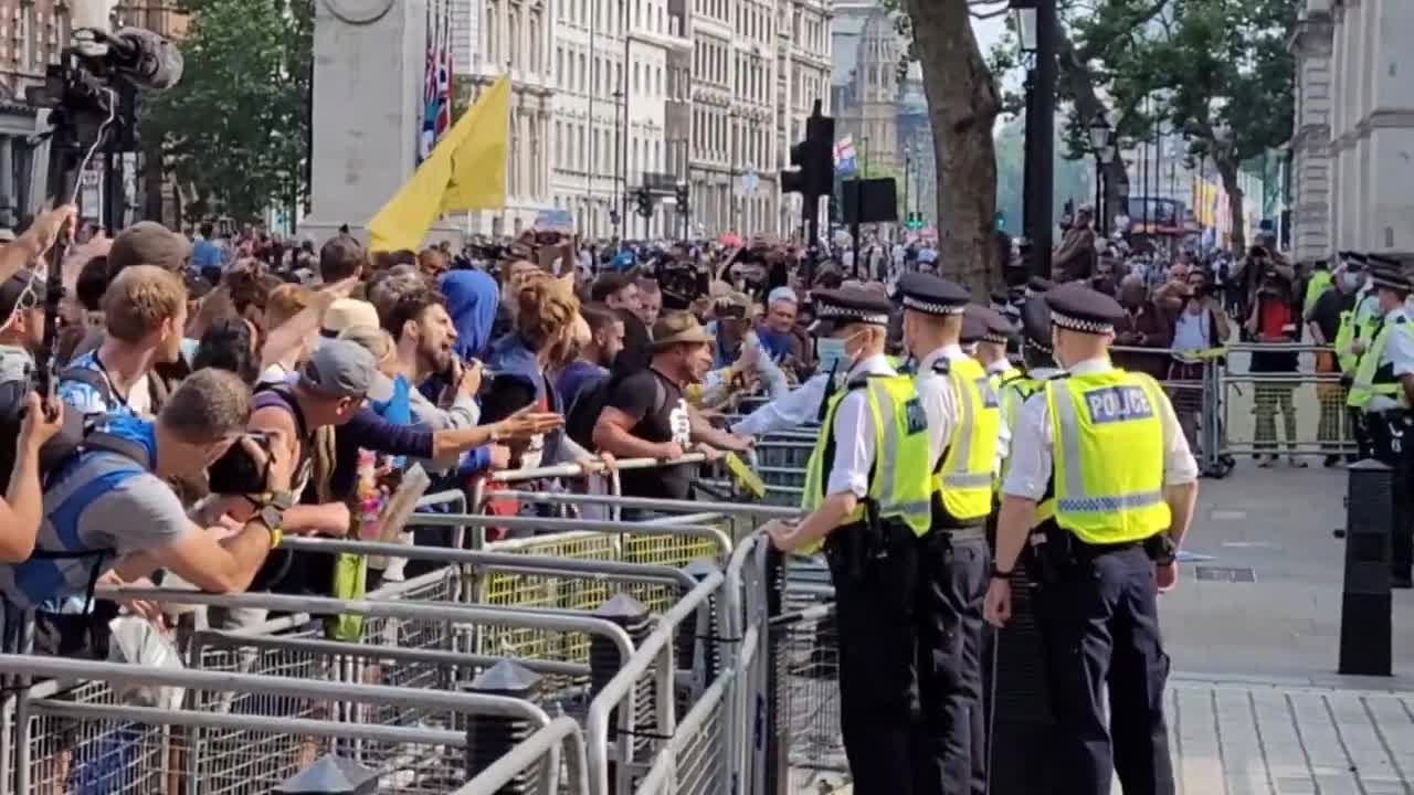 英国の大規模な集会は警察による暴力で終わる