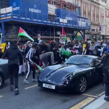 Violent Palestinian Mob in London Attacks Vehicle on Street for No Reason