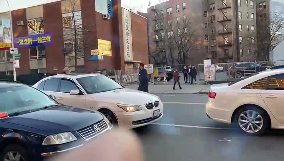 BMW driver vs. Audi driver - wild road rage fight in NYC, Queens