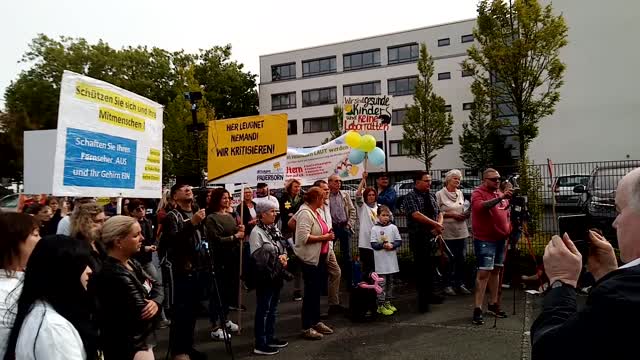 Paderborn,Eltern Stehen Auf -Demo am Schulamt-Rede von Bea