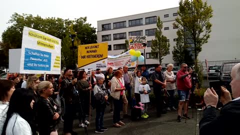 Paderborn,Eltern Stehen Auf -Demo am Schulamt-Rede von Bea
