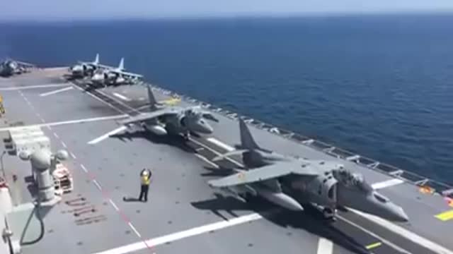 Un Sujoi SU-24 Fencer - Pasada por LHD Juan Carlos