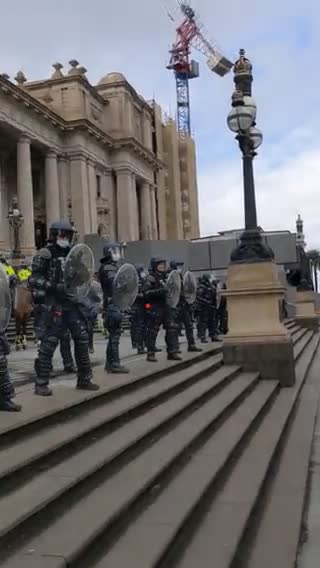 Melbourne construction workers protesting vaccine mandates have reached parliament