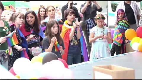⭕️ Gay parade in front of the eyes of children in California!