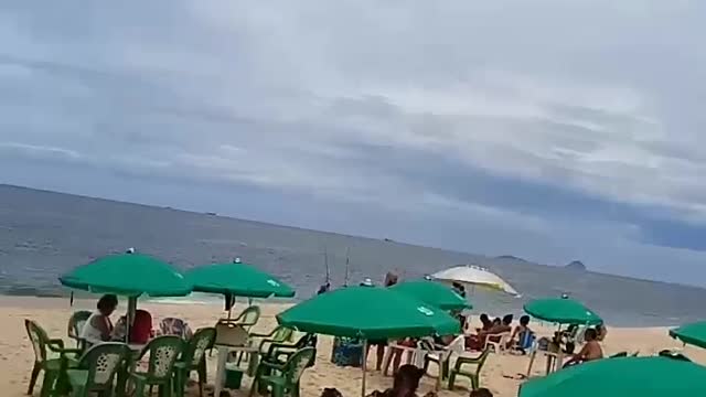 Em uma Praia de Brasil. En una playa de Brasil.