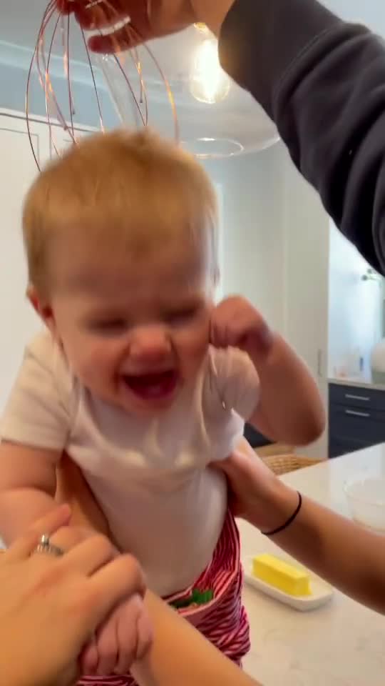 Super Cute Baby's Reaction on Head Massage !