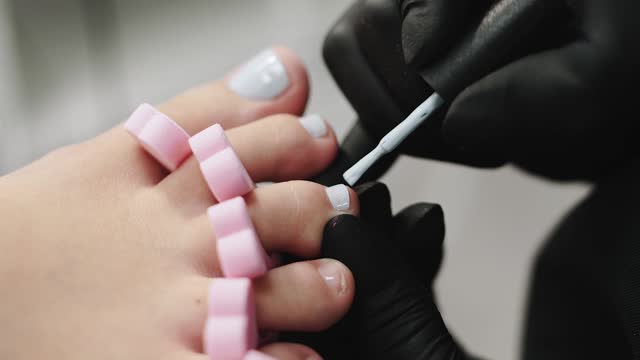 BEAUTIFUL NAILS MAKE FEET GORGEOUS