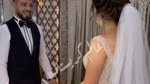 شوفو العروسه شلون تقابل حبيبهه. بالصالون وتستقبله 😍