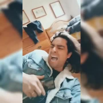 pessoas nascidas nos anos 70,80,90 e 2000 batendo o ombro