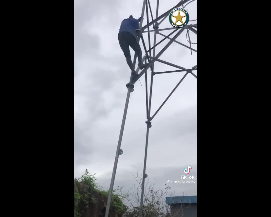 Thief jumps off a Prasa communications tower