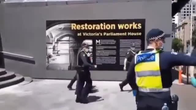 Brett Sutton, directeur de la santé de l’état de Victoria, violemment invectivé dans la rue.