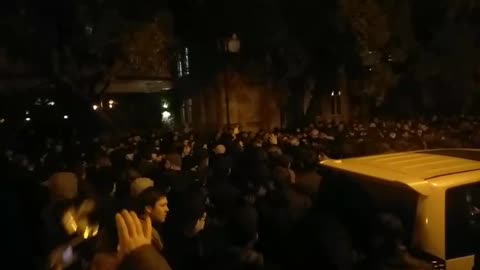 Адгур Ардзынба призывает всех успокоиться, он хочет сделать заявление