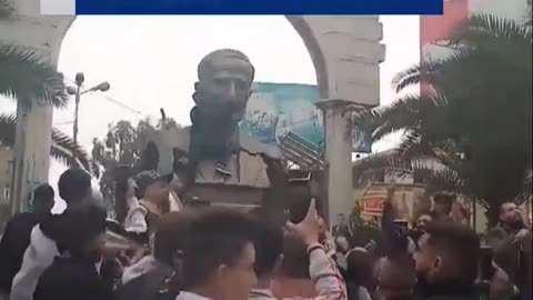Protesters Topple Assad's Father Statue Near Damascus