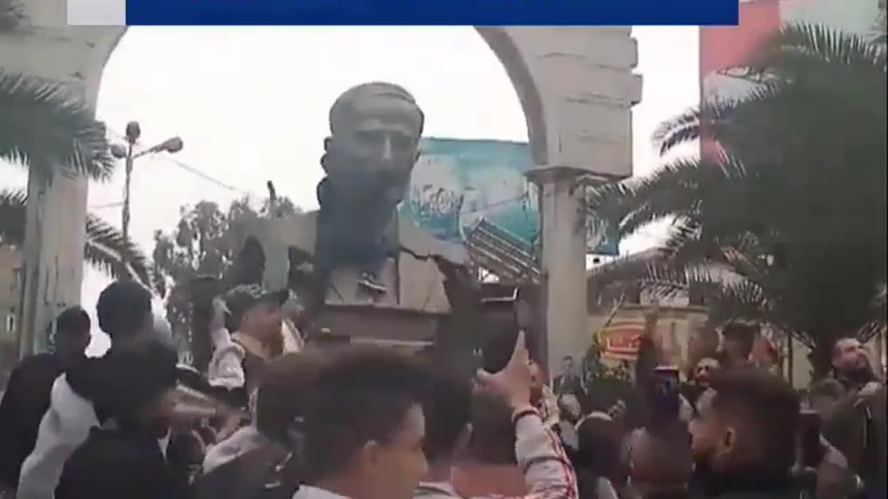 Protesters Topple Assad's Father Statue Near Damascus