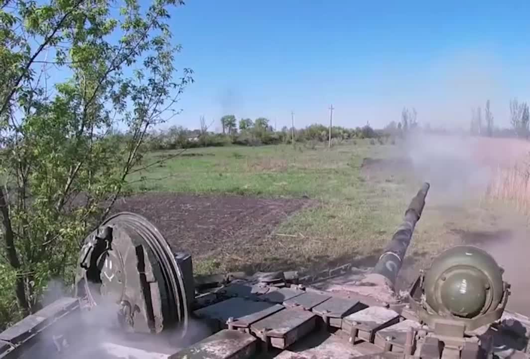 05.05.2022 T-72B3 destroys firing points of Ukrainian troops in the Donbas
