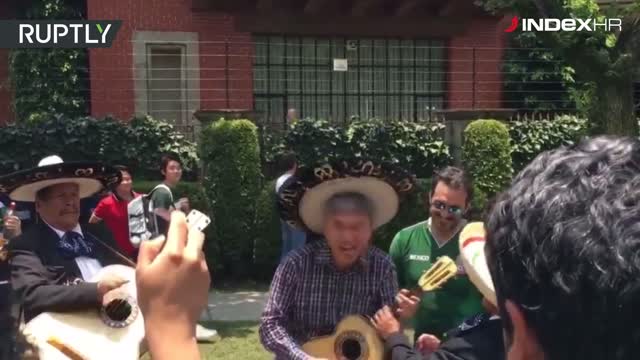 Južnokorejskog ambasadora u Meksiku navijači iznijeli na ramenima