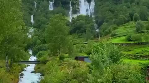 Oldevatnet lake in the Oldedalen valley, Norway. Озеро Олдеватнет в долине Олдедален, Норвегия.