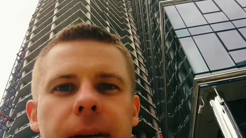 Ci panowie na budowie kur walizki pełne noszą