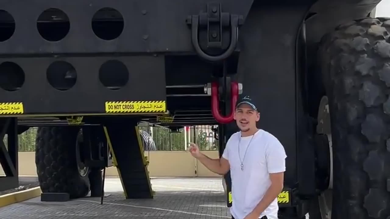 This insane 21-foot tall Giant Hummer is bigger than my apartment 🤣