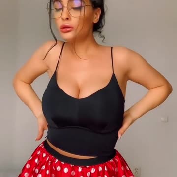 MINNIE MILF IS SO HOT WITHOUT BRA 🔥