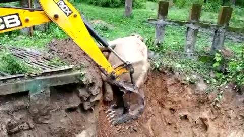 Beautiful Gesture of an Elephant Saying thanks to JCB Machine