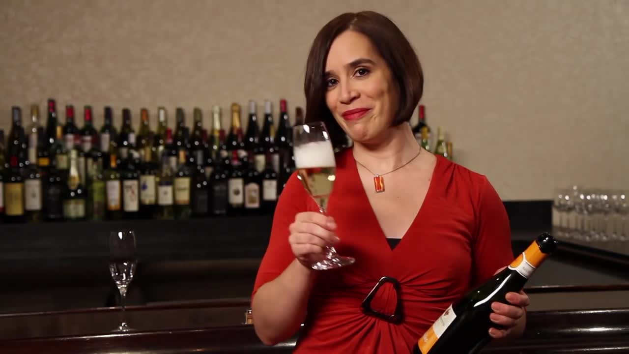 How to Open Bottle of Champagne or Sparkling Wine