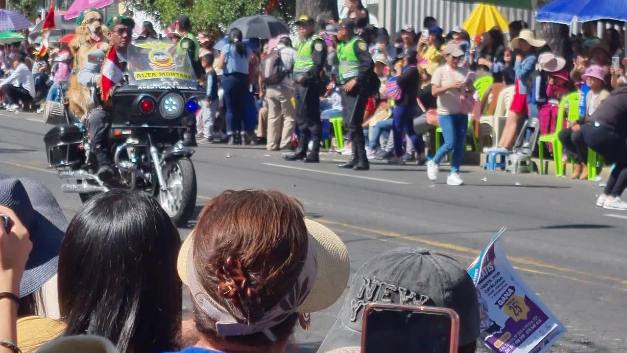 Golden Retriever Gets Big Applause in Parade