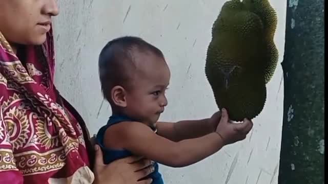 Kid has wholesome reaction to box of brownies