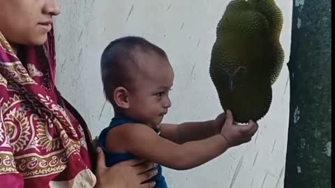 Kid has wholesome reaction to box of brownies