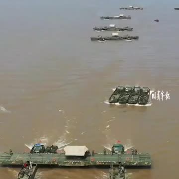 CHINA China Military allegedly erecting a 1,000-meter-long floating bridge over River.