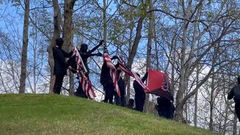 Militantes da Antifa incendiaram bandeiras dos EUA no protesto pró-aborto.