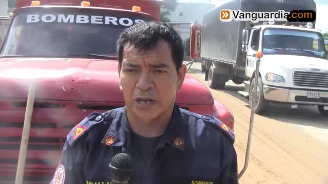 Video registró motociclista atrapado tras caerle un árbol por lluvias en Bucaramanga