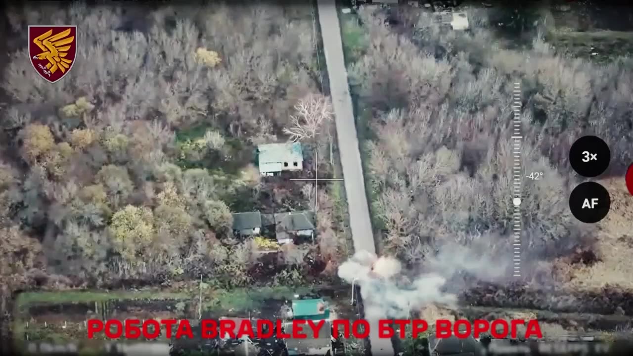 🇺🇦🇺🇸 M2A2 Bradley shoot at three Russian BTR-82As with troops in Kursk region!