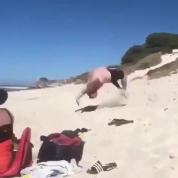 super athlete performing on the beach 🤦‍♂️🤦‍♂️