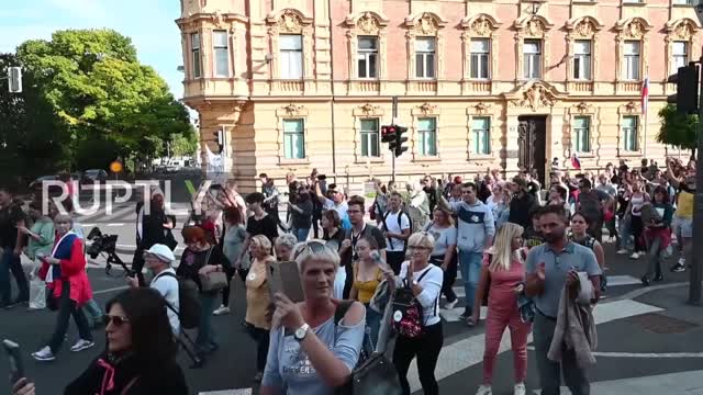 Slovenia: Tear gas and water cannon deployed against COVID restrix protesters in Ljubljana