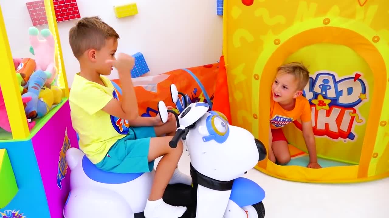 Vlad and Niki Claw machine with toys kids story