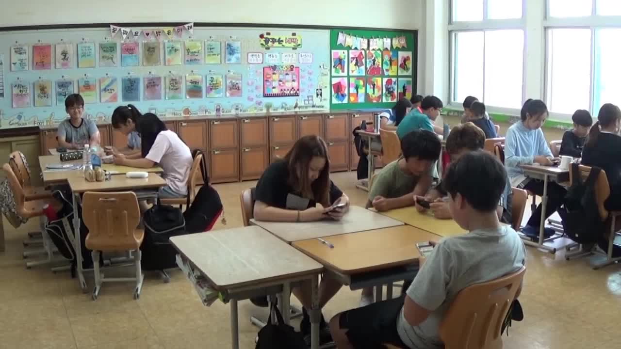 We filmed students who are addicted to mobile phone games.