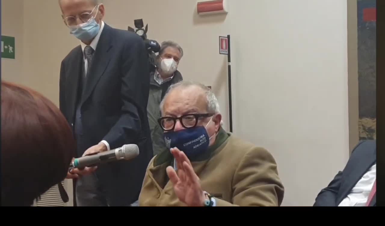 Presidente Confindustria Alto Adriatico: “I no vax sono disertori, in guerra si fucilavano”.