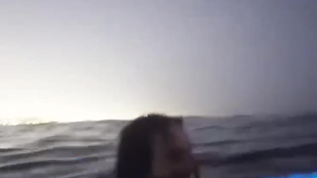 光る砂浜と海
