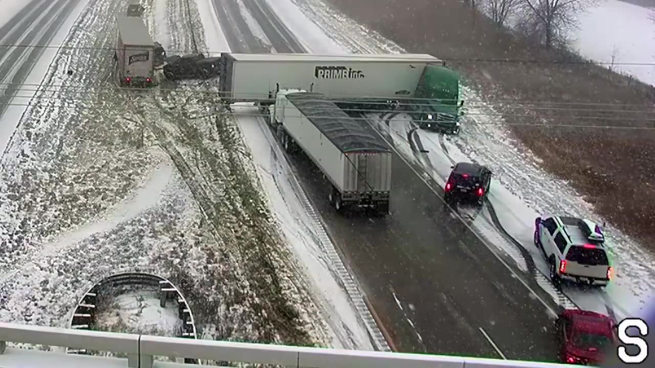 I-35 pile-up caught on camera (multiple semi's involved)