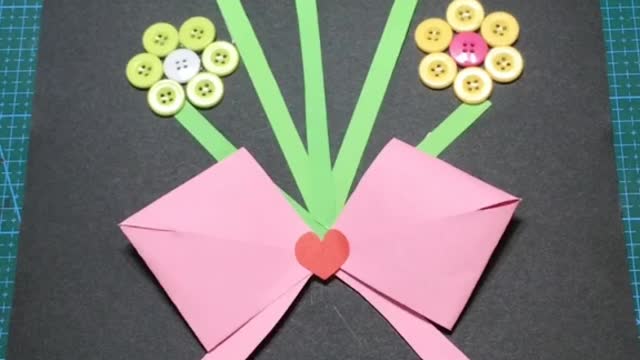 Buttons removed from old clothes are made into children's handmade flowers