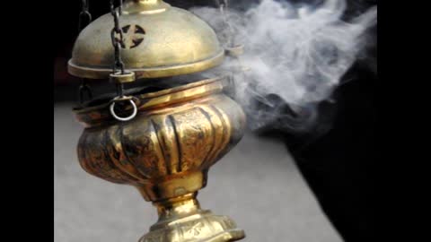 Чи потрібно христитися коли священик нас кадить?