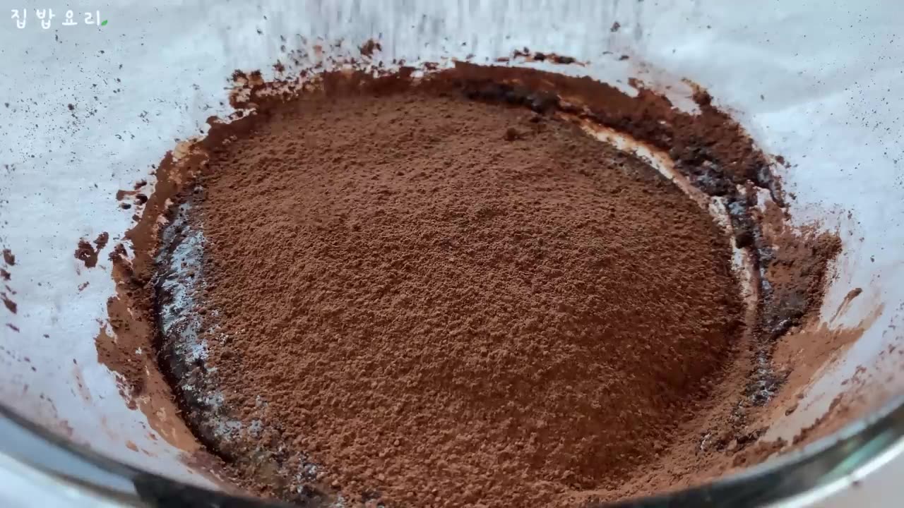 Simple way of making chocolate with milk (4 ingredients)